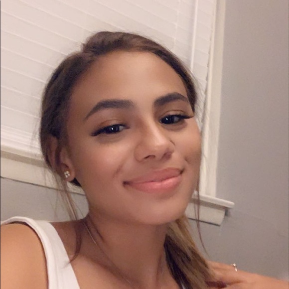 Profile Picture of Azalea Rodriguez (@azalearodr) on Poshmark