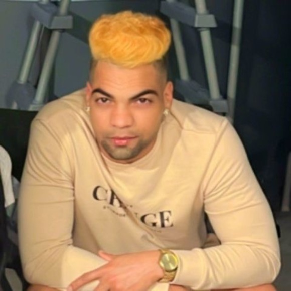 Daniel Cantero - Poshmark Profile Picture of Daniel Cantero (@daniel_cantero) on Poshmark