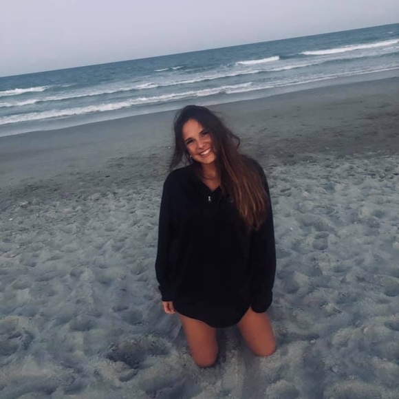 Profile Picture of Olivia Foglesong (@oliviafog) on Poshmark