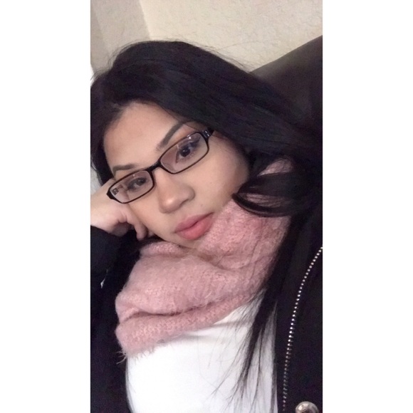 Profile Picture of Jocelyn Fonseca (@jocelynf06_) on Poshmark