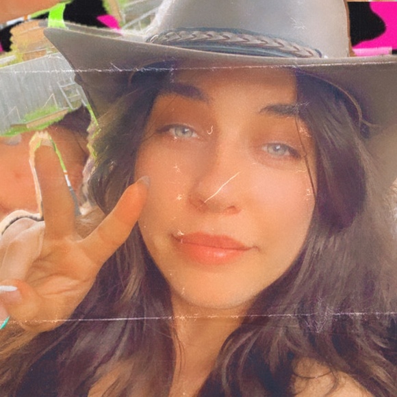 Profile Picture of Steph Deneweth (@s_deneweth) on Poshmark