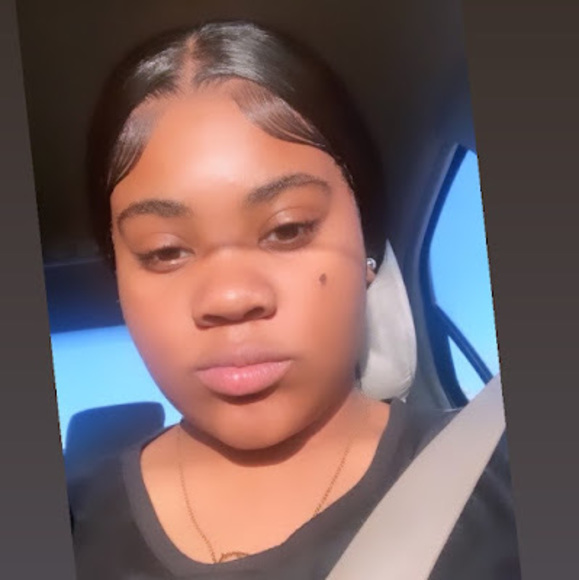 Profile Picture of Amaria Hiley (@amariahiley50) on Poshmark