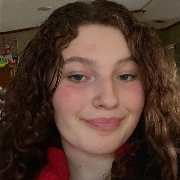 Profile Picture of Emily Grizzle (@miily28) on Poshmark