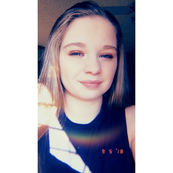 Profile Picture of Emily Daniel (@emilyygradan) on Poshmark