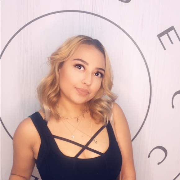 Profile Picture of Bianca Arambula (@bibibeatriz) on Poshmark