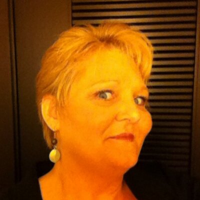 Profile Picture of Julia Tinker (@juliatinker) on Twitter