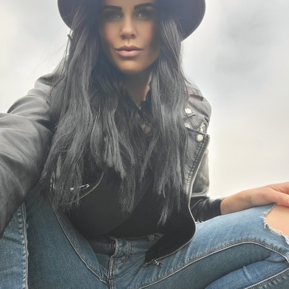 Profile Picture of Mj Ouellette (@mjouellette) on Poshmark
