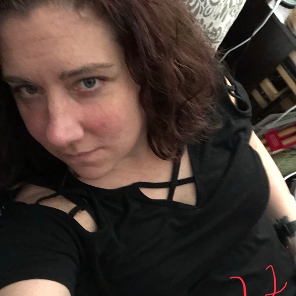 Profile Picture of Korinne Yannone (@heavenlie27) on Poshmark