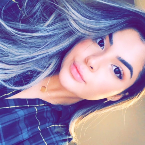 Profile Picture of Bianca Barros (@biancabarros) on Poshmark