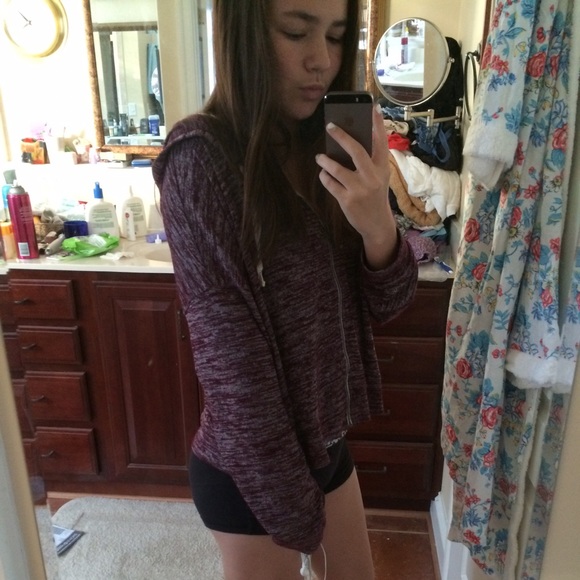 Profile Picture of Leah Weinstock (@lbweinstock) on Poshmark