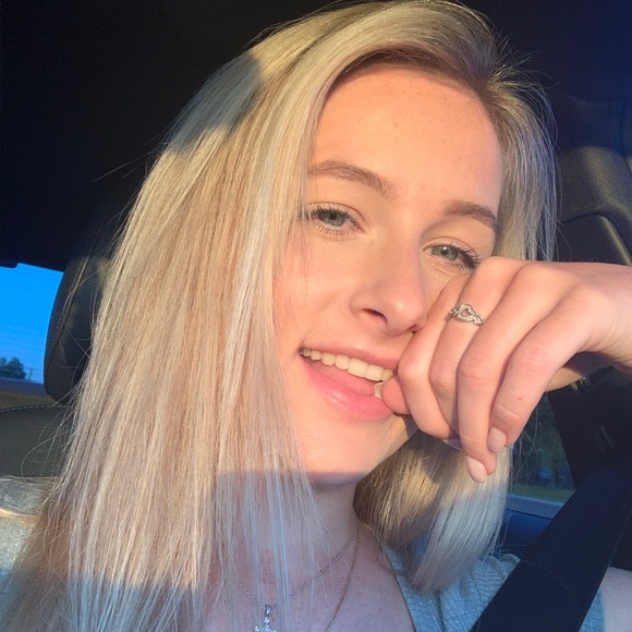 Profile Picture of Jessica Shefman (@shefman) on Poshmark