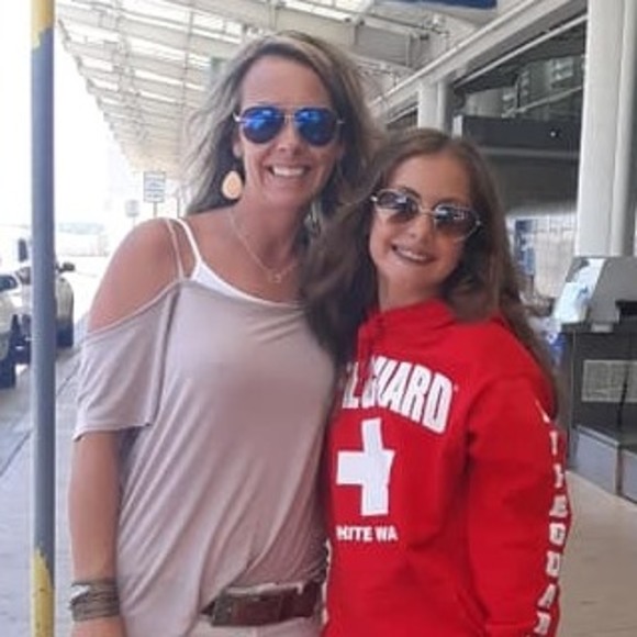 Profile Picture of Stacie Hull (@stacielhull) on Poshmark