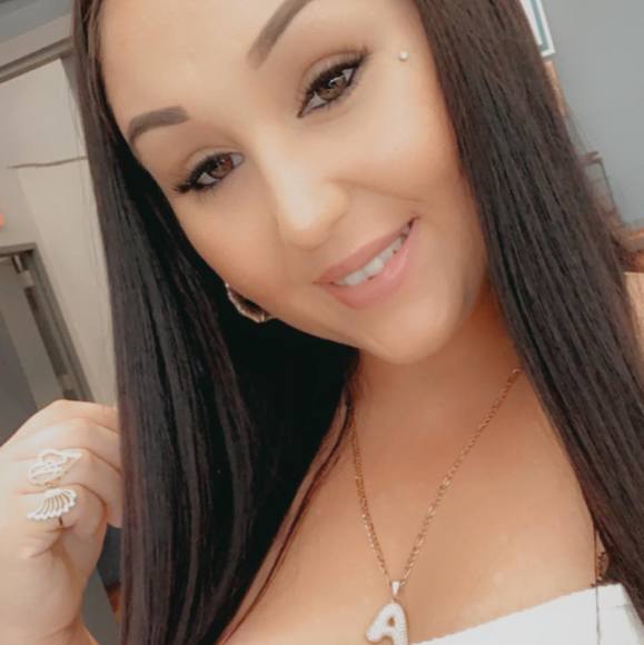 Profile Picture of Amanda Vanhoy (@vanhoyamanda350) on Poshmark