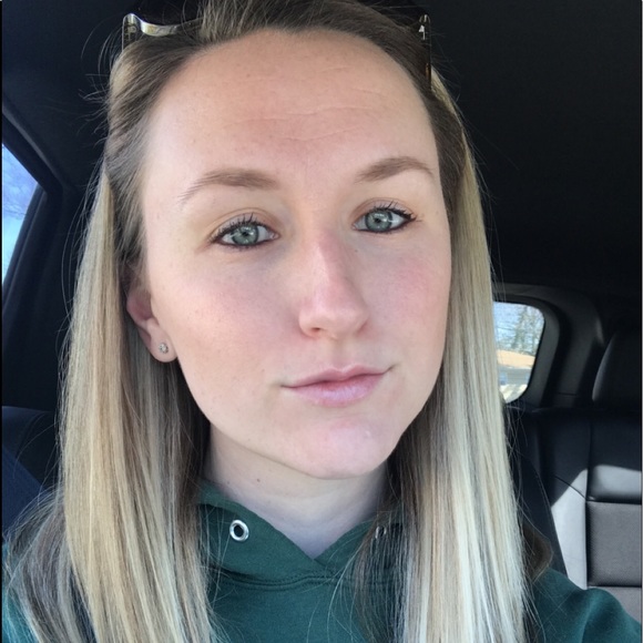 Profile Picture of Amy Mcnany (@amyyymc) on Poshmark