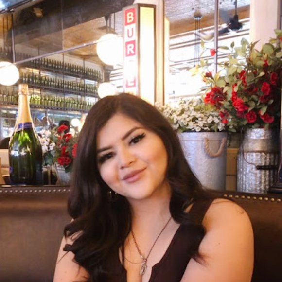 Profile Picture of Genesis Moreno (@alinegen) on Poshmark