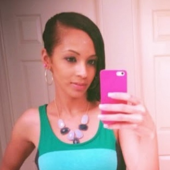 Profile Picture of Angela Calyen (@angiecalyen) on Poshmark