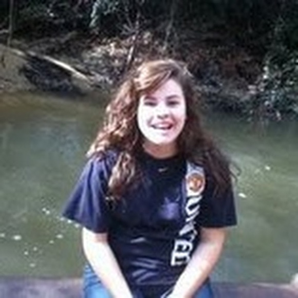 Profile Picture of Sarah Andrews (@sea_aubc) on Poshmark