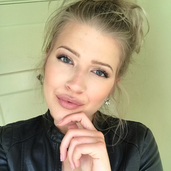 Profile Picture of Arianna Todero (@todari) on Poshmark