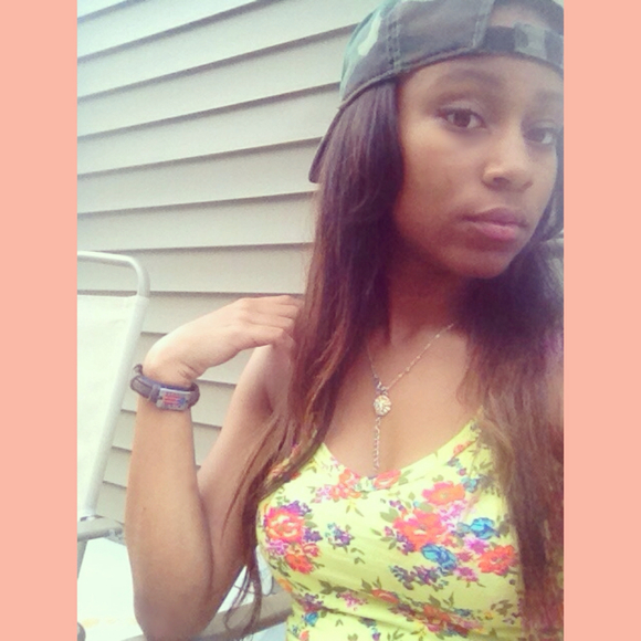 Profile Picture of Shay Armstrong (@l0vesma) on Poshmark