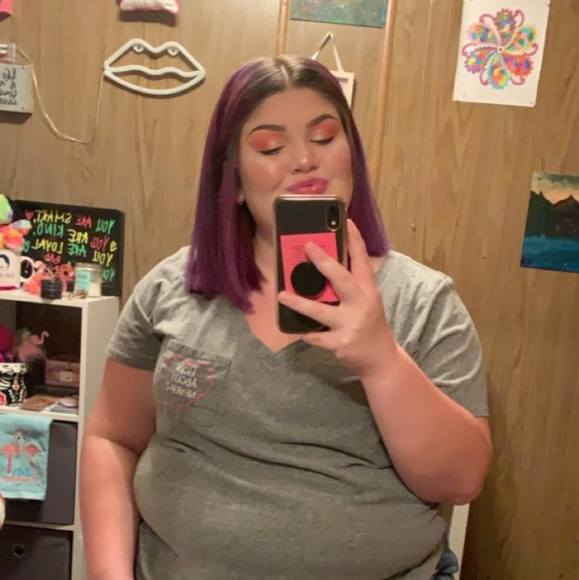 Profile Picture of Carly Anderson (@carlyisgnarlyy) on Poshmark