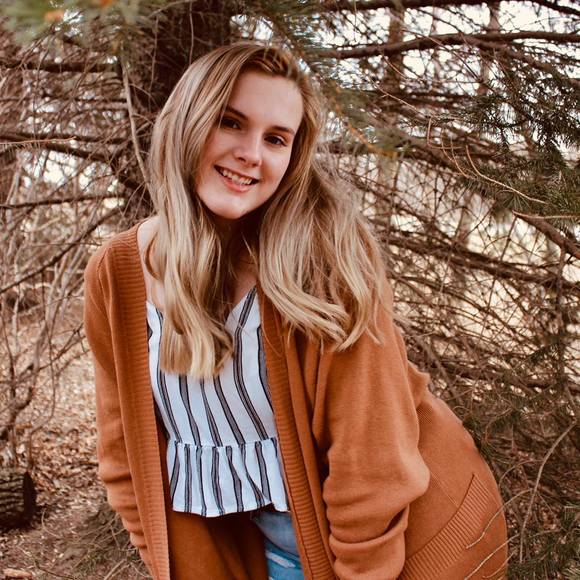 Profile Picture of Tatelyn Schurhamer (@tatelyn) on Poshmark