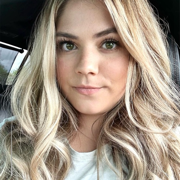 Profile Picture of Leslie Hocker (@alelfashion) on Poshmark