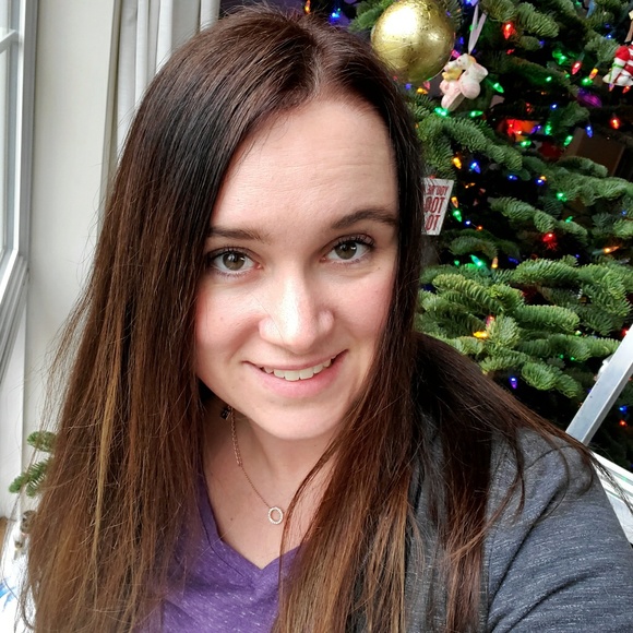 Profile Picture of Jenna Hansen (@snovalleymom) on Poshmark