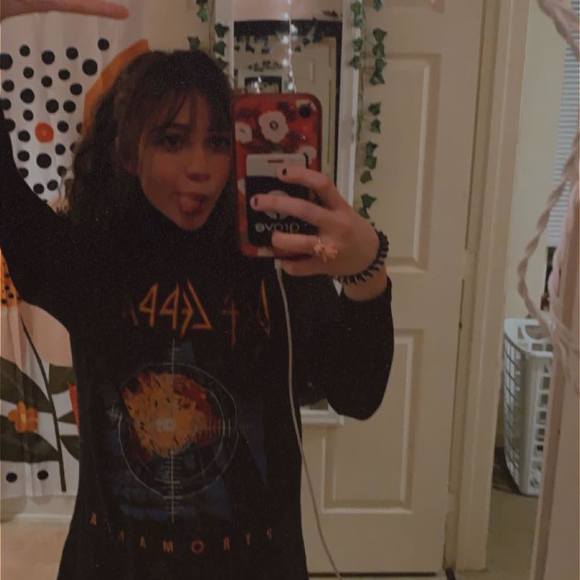 Profile Picture of Lauren Bortzer (@laurenb1738) on Poshmark