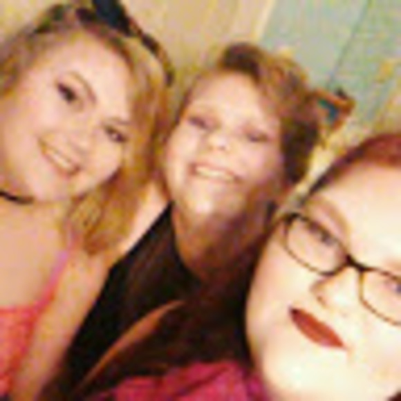 Profile Picture of Michelle Konicki (@michellekonicki) on Poshmark