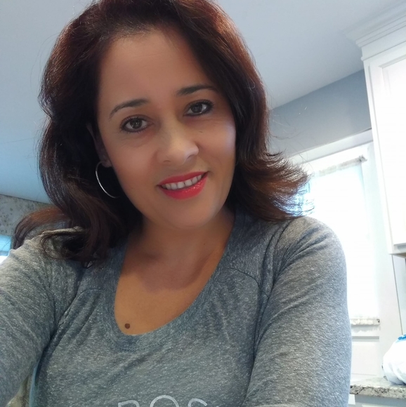 Profile Picture of Delfina Alvarez (@delfinaalvarez) on Poshmark