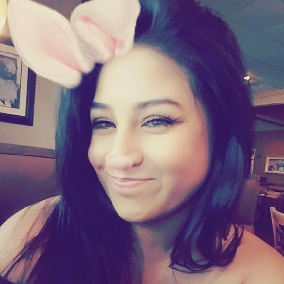 Profile Picture of Lorena Hurtado (@lorliss) on Poshmark