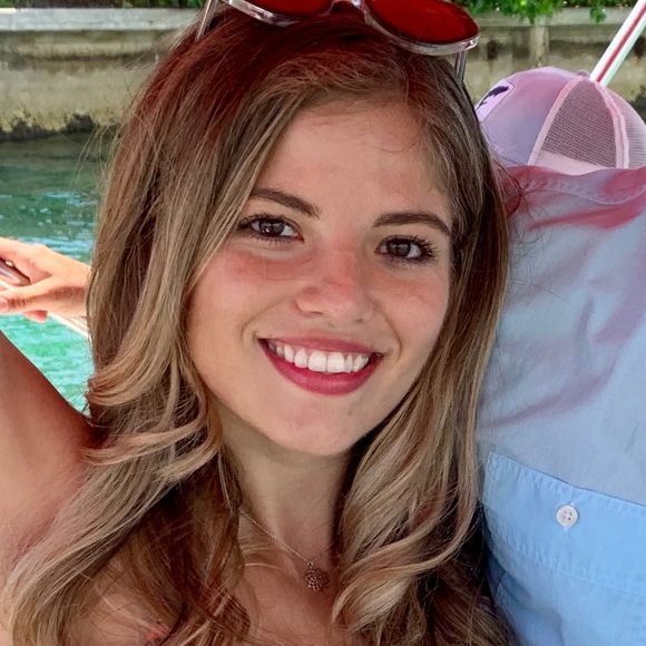 Profile Picture of Lucia Del carpio (@annery) on Poshmark