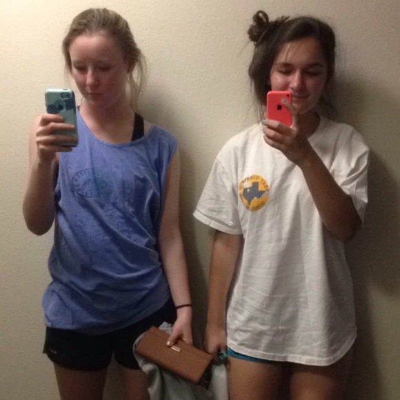 Profile Picture of Bell Quinn (@aylmao17) on Poshmark