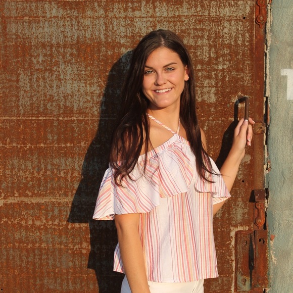 Profile Picture of Robbin Thompson (@robbin_thompson) on Poshmark