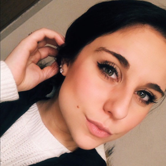 Profile Picture of Anna Reinmann (@areinmann) on Poshmark