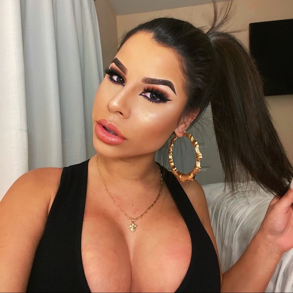 Profile Picture of Lidia Mazola (@lmazxo) on Poshmark