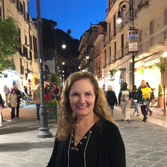 Profile Picture of Rae Holt (@anquera) on Poshmark