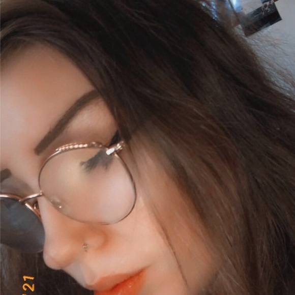 Profile Picture of Samantha Regan (@samantharegan47) on Poshmark