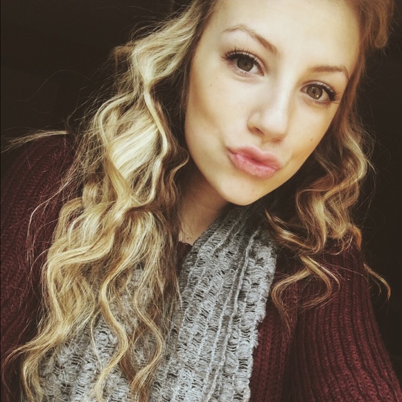 Profile Picture of Addison Fleming (@addisonjade5) on Poshmark