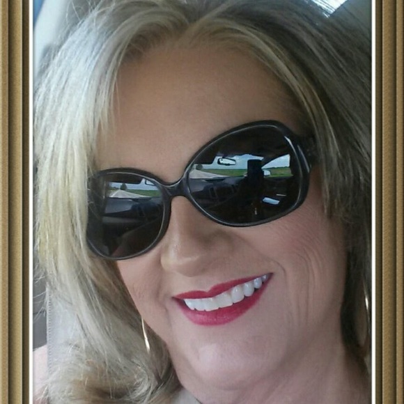 Profile Picture of Lori Kayser (@lorikayser) on Poshmark