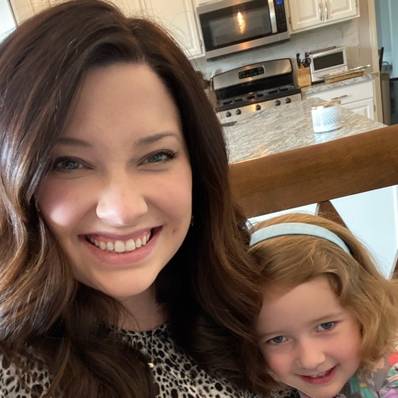 Profile Picture of Holly Rosino (@khrosino) on Poshmark