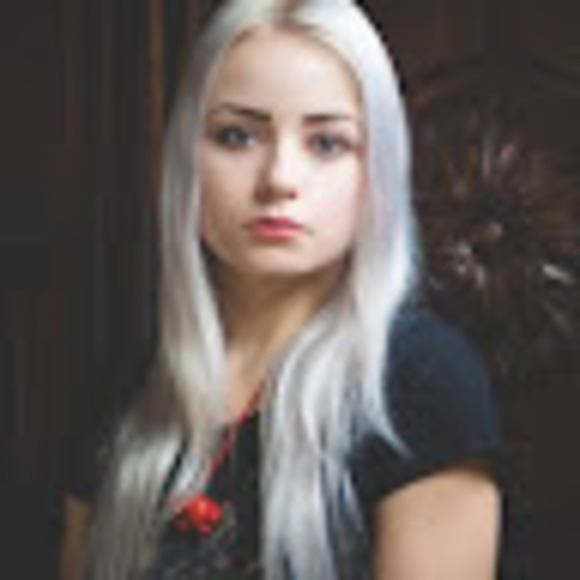 Profile Picture of Stephanie Passow (@passow36) on Poshmark