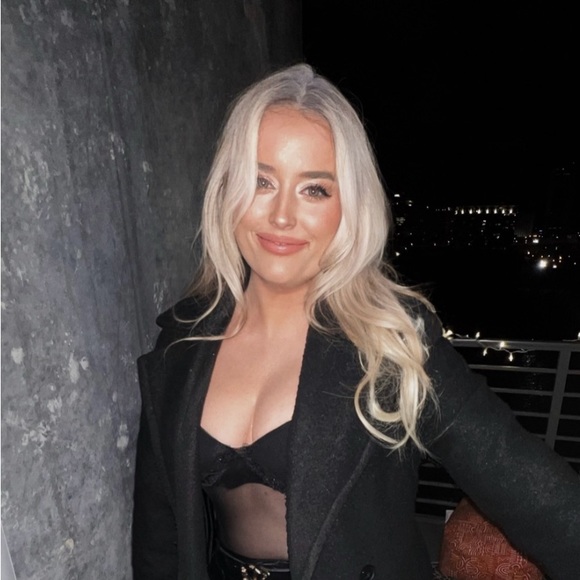 Profile Picture of Alexa Scott (@alexascott355) on Poshmark