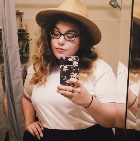 Profile Picture of Katey Lempares (@kateydew) on Poshmark