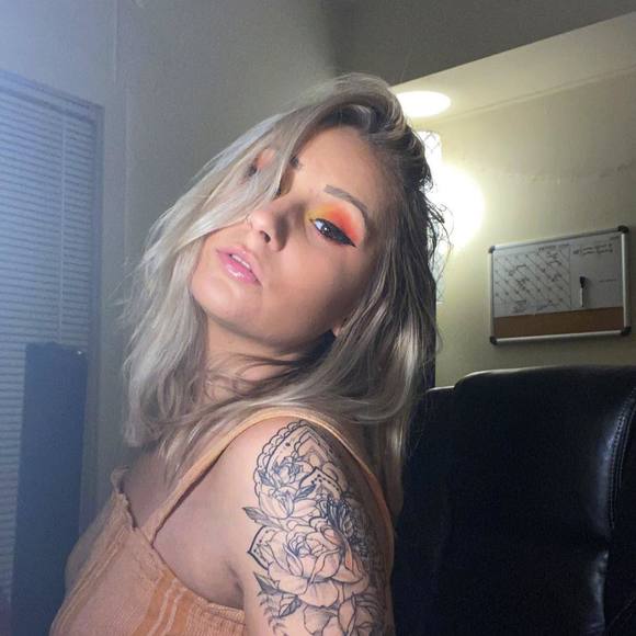 Profile Picture of Amanda Deauseault (@amandacm89) on Poshmark