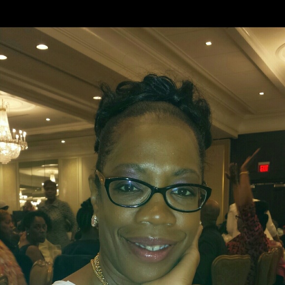 Profile Picture of Lisa Everett (@laeverett) on Poshmark