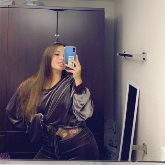 Profile Picture of Janet Shushkovsky (@ginandjan) on Poshmark