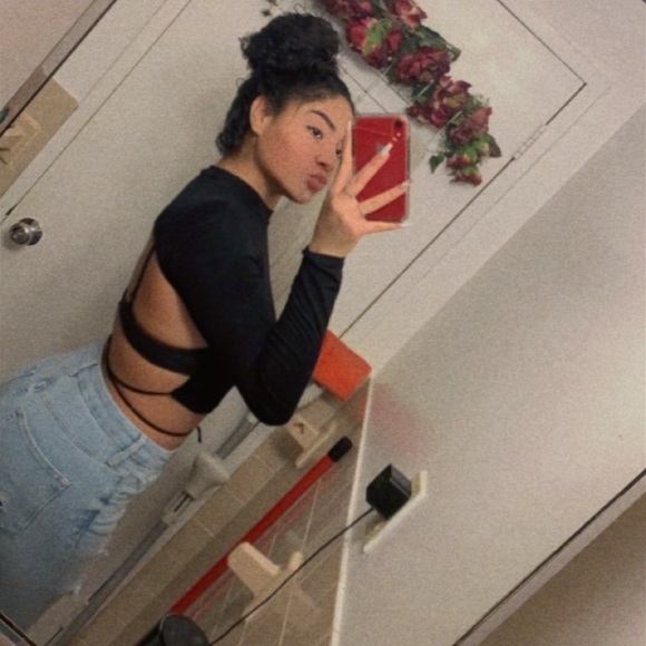 Profile Picture of Ariana Morales (@arianamorales21) on Poshmark