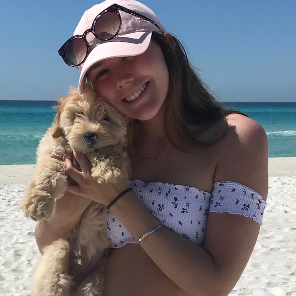 Profile Picture of Chloe Swagler (@chloeswagler) on Poshmark