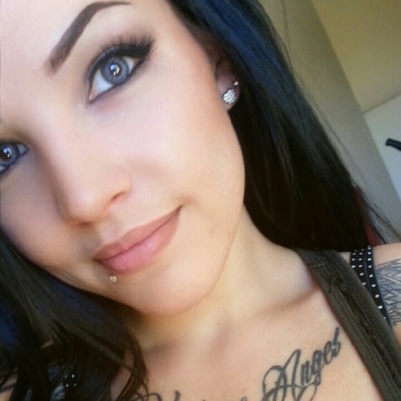 Profile Picture of Shannalii Sharphead (@xotilweovrdose) on Poshmark